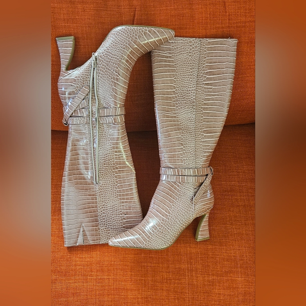 NEW Sz8.5 Charles by Charles David Glossy Croc Print Boot